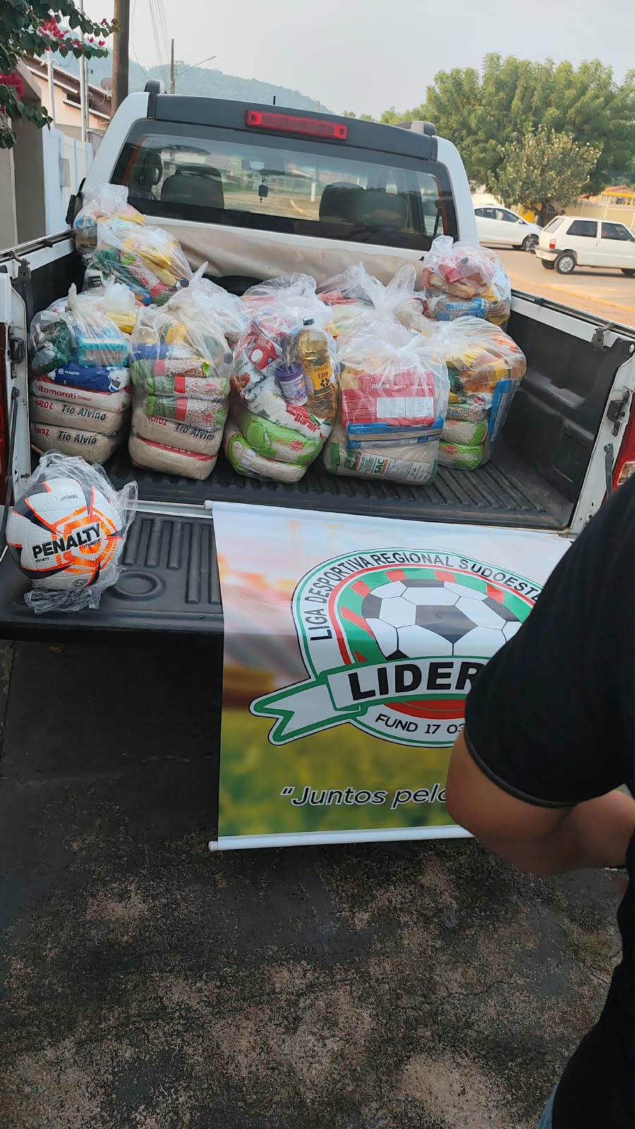 LIDERSU transforma esporte em solidariedade e realiza entrega de 22 cestas básicas a famílias carentes de Rio Branco–MT