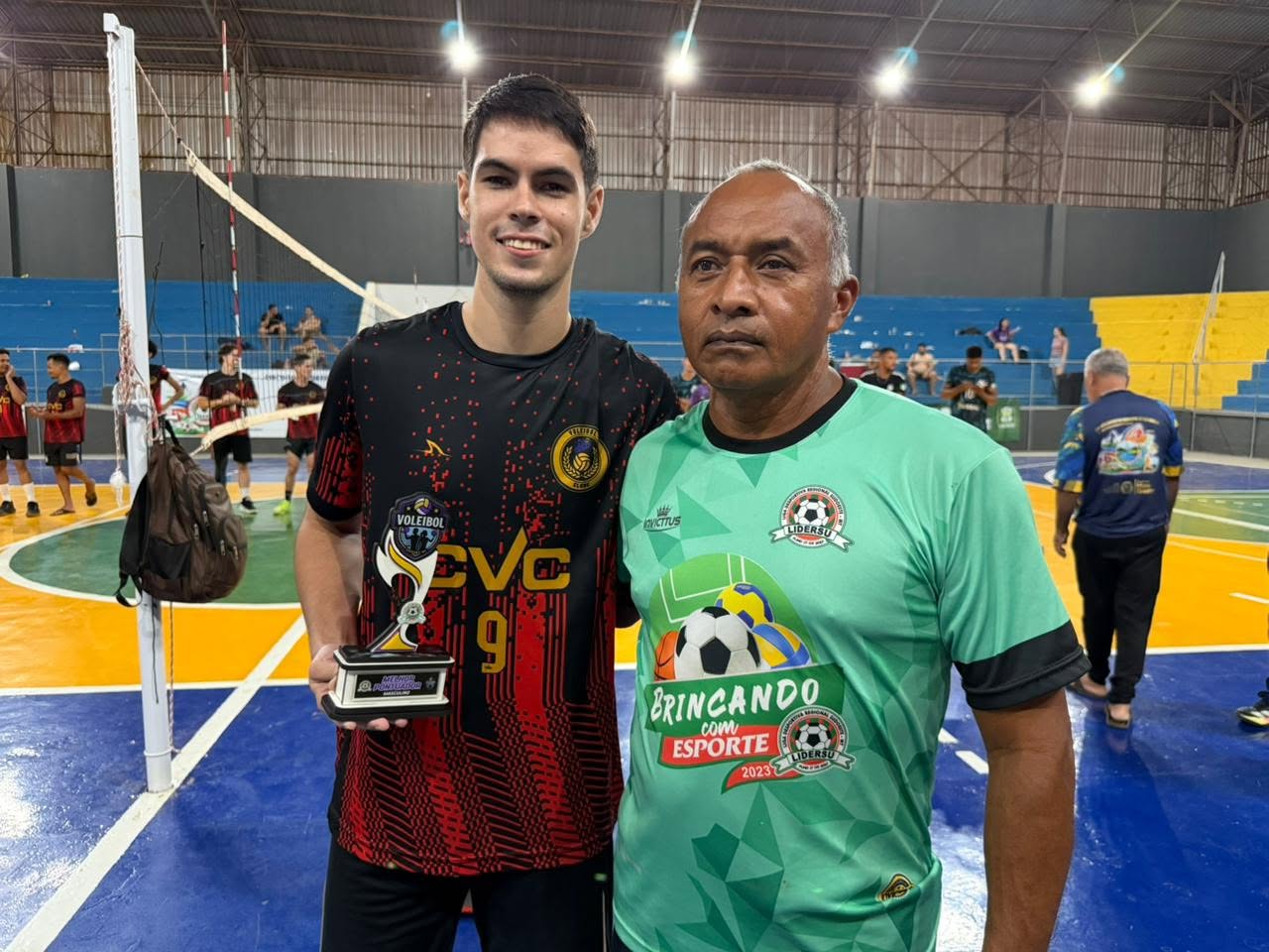 CÁCERES ENCERRA COM SUCESSO O I CIRCUITO ESPORTIVO MUNICIPAL 🏐🎉 Torneio de Voleibol movimenta o Ginásio Didi Profeta do Amaral e celebra união entre esporte. — foto 11
