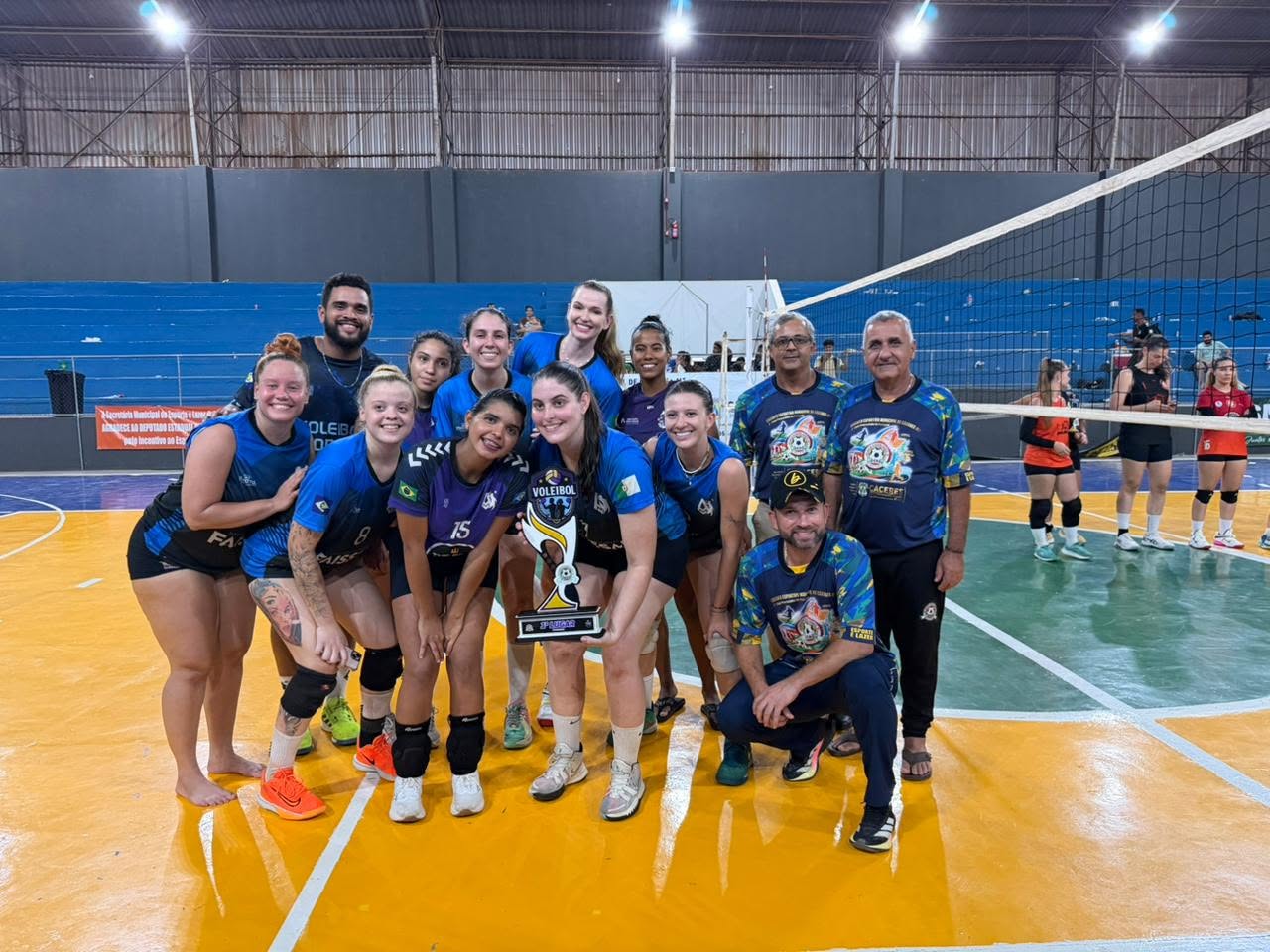 CÁCERES ENCERRA COM SUCESSO O I CIRCUITO ESPORTIVO MUNICIPAL 🏐🎉 Torneio de Voleibol movimenta o Ginásio Didi Profeta do Amaral e celebra união entre esporte. — foto 7