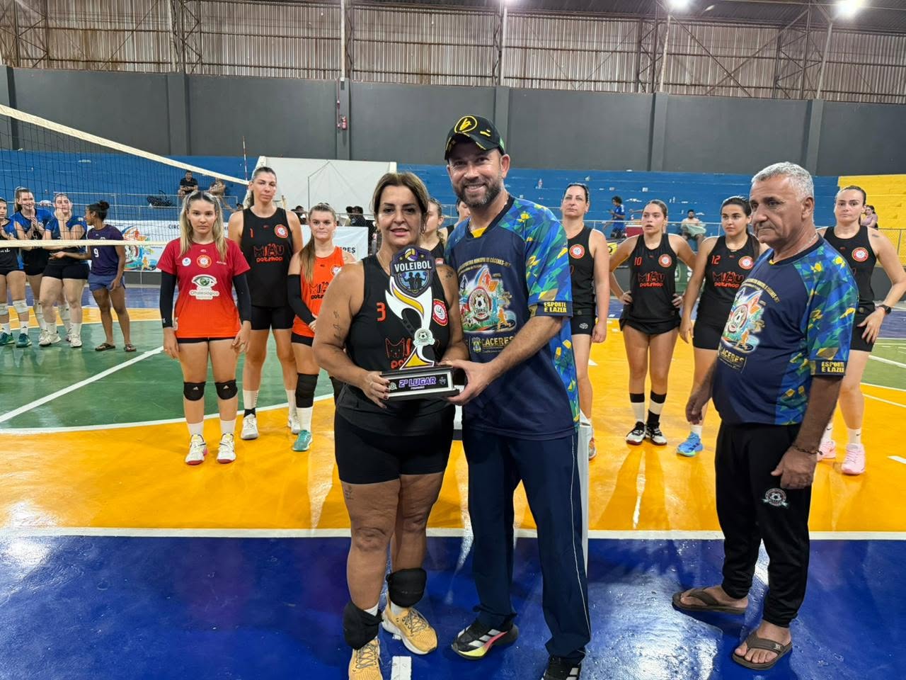 CÁCERES ENCERRA COM SUCESSO O I CIRCUITO ESPORTIVO MUNICIPAL 🏐🎉 Torneio de Voleibol movimenta o Ginásio Didi Profeta do Amaral e celebra união entre esporte. — foto 10