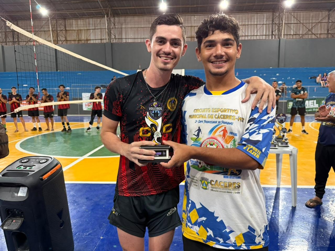 CÁCERES ENCERRA COM SUCESSO O I CIRCUITO ESPORTIVO MUNICIPAL 🏐🎉 Torneio de Voleibol movimenta o Ginásio Didi Profeta do Amaral e celebra união entre esporte. — foto 1