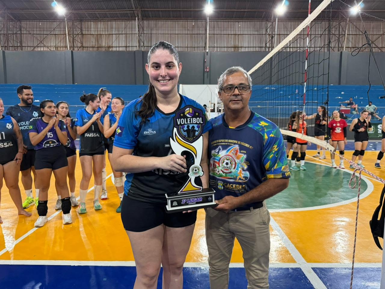 CÁCERES ENCERRA COM SUCESSO O I CIRCUITO ESPORTIVO MUNICIPAL 🏐🎉 Torneio de Voleibol movimenta o Ginásio Didi Profeta do Amaral e celebra união entre esporte. — foto 8
