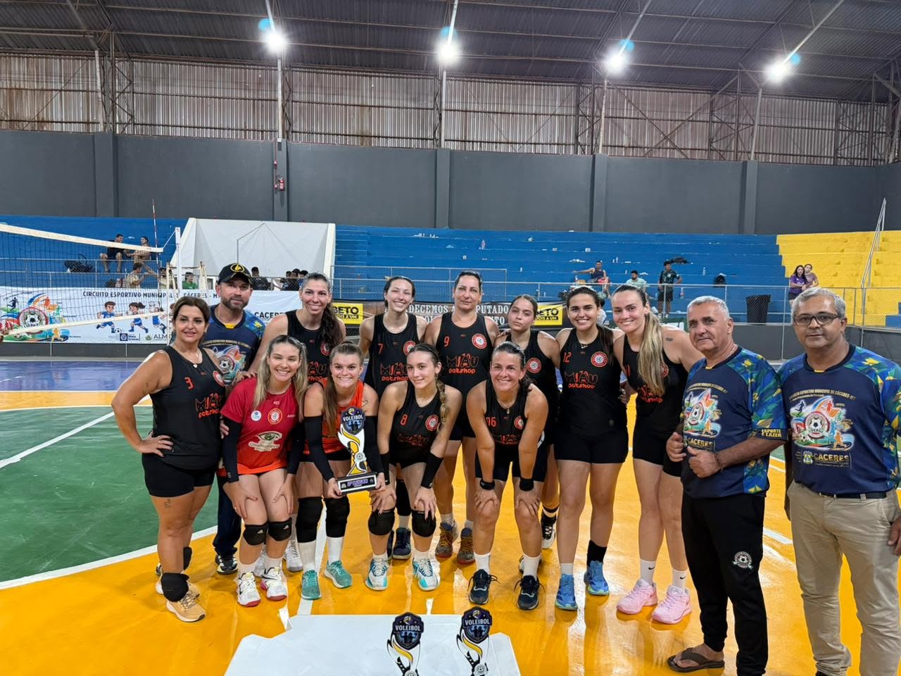 CÁCERES ENCERRA COM SUCESSO O I CIRCUITO ESPORTIVO MUNICIPAL 🏐🎉 Torneio de Voleibol movimenta o Ginásio Didi Profeta do Amaral e celebra união entre esporte. — foto 9