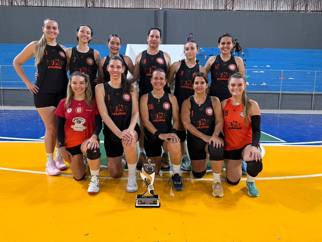 CÁCERES ENCERRA COM SUCESSO O I CIRCUITO ESPORTIVO MUNICIPAL 🏐🎉 Torneio de Voleibol movimenta o Ginásio Didi Profeta do Amaral e celebra união entre esporte. — foto 4