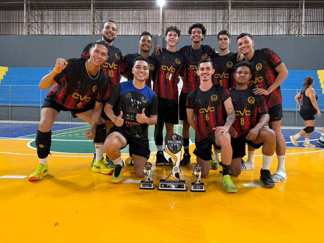 CÁCERES ENCERRA COM SUCESSO O I CIRCUITO ESPORTIVO MUNICIPAL 🏐🎉 Torneio de Voleibol movimenta o Ginásio Didi Profeta do Amaral e celebra união entre esporte. — foto 3