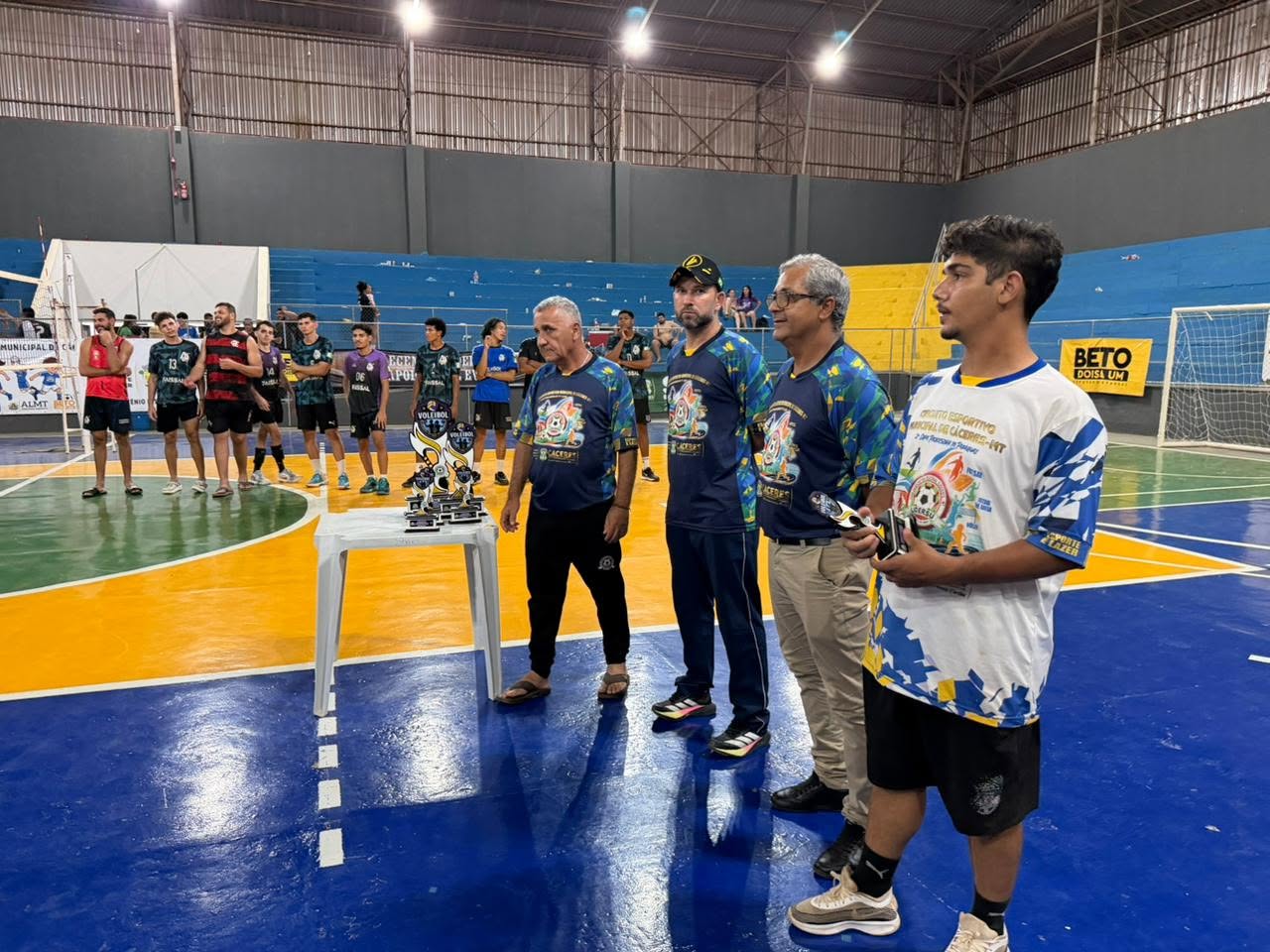 CÁCERES ENCERRA COM SUCESSO O I CIRCUITO ESPORTIVO MUNICIPAL 🏐🎉 Torneio de Voleibol movimenta o Ginásio Didi Profeta do Amaral e celebra união entre esporte. — foto 2
