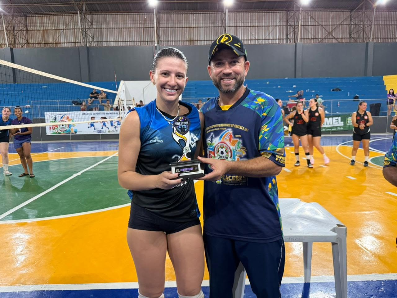 CÁCERES ENCERRA COM SUCESSO O I CIRCUITO ESPORTIVO MUNICIPAL 🏐🎉 Torneio de Voleibol movimenta o Ginásio Didi Profeta do Amaral e celebra união entre esporte. — foto 6