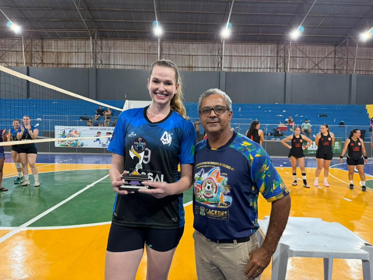 CÁCERES ENCERRA COM SUCESSO O I CIRCUITO ESPORTIVO MUNICIPAL 🏐🎉 Torneio de Voleibol movimenta o Ginásio Didi Profeta do Amaral e celebra união entre esporte. — foto 5